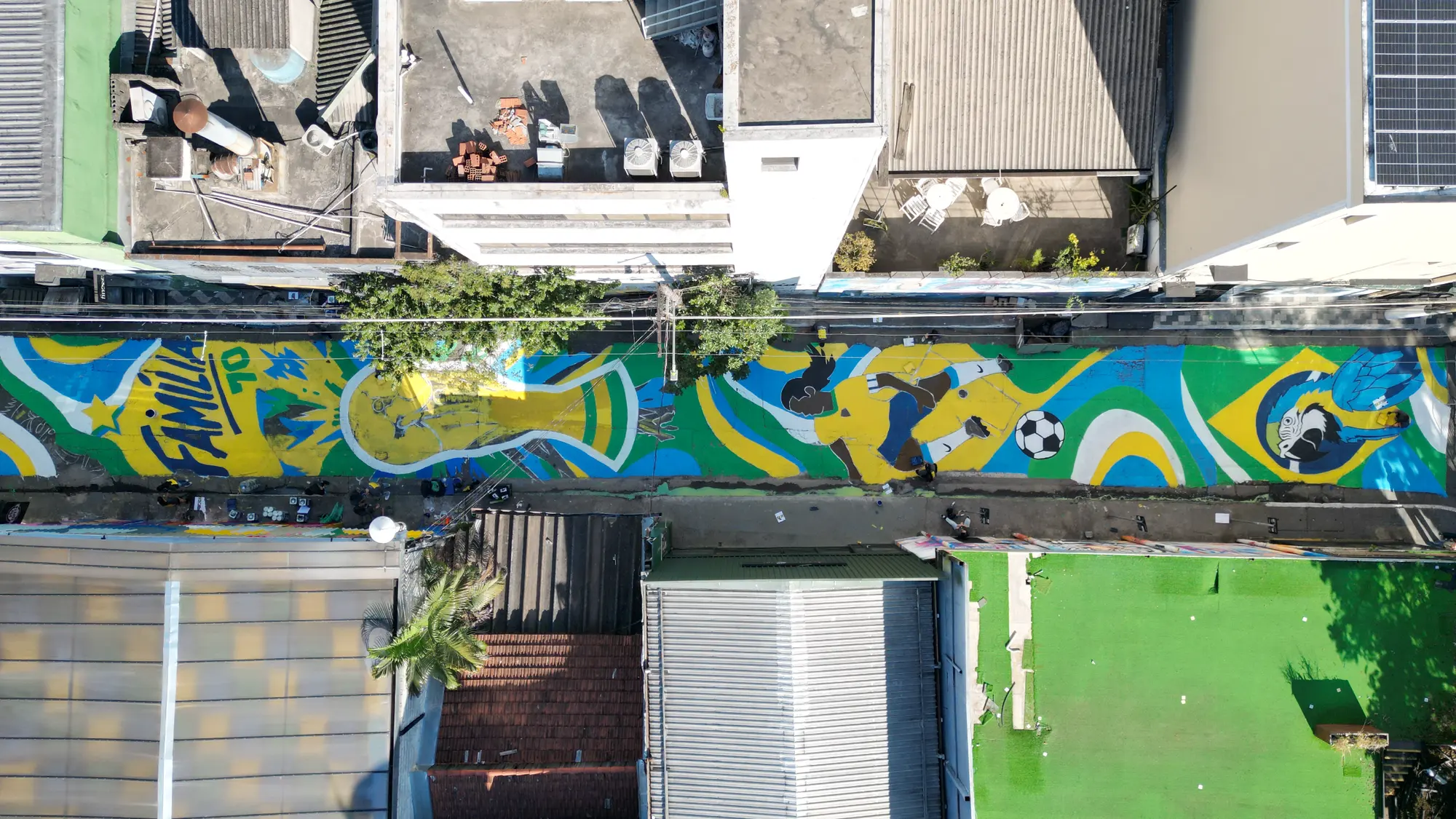 Vista aérea do beco pintado inteiro pela ADV Tattoo em Osasco