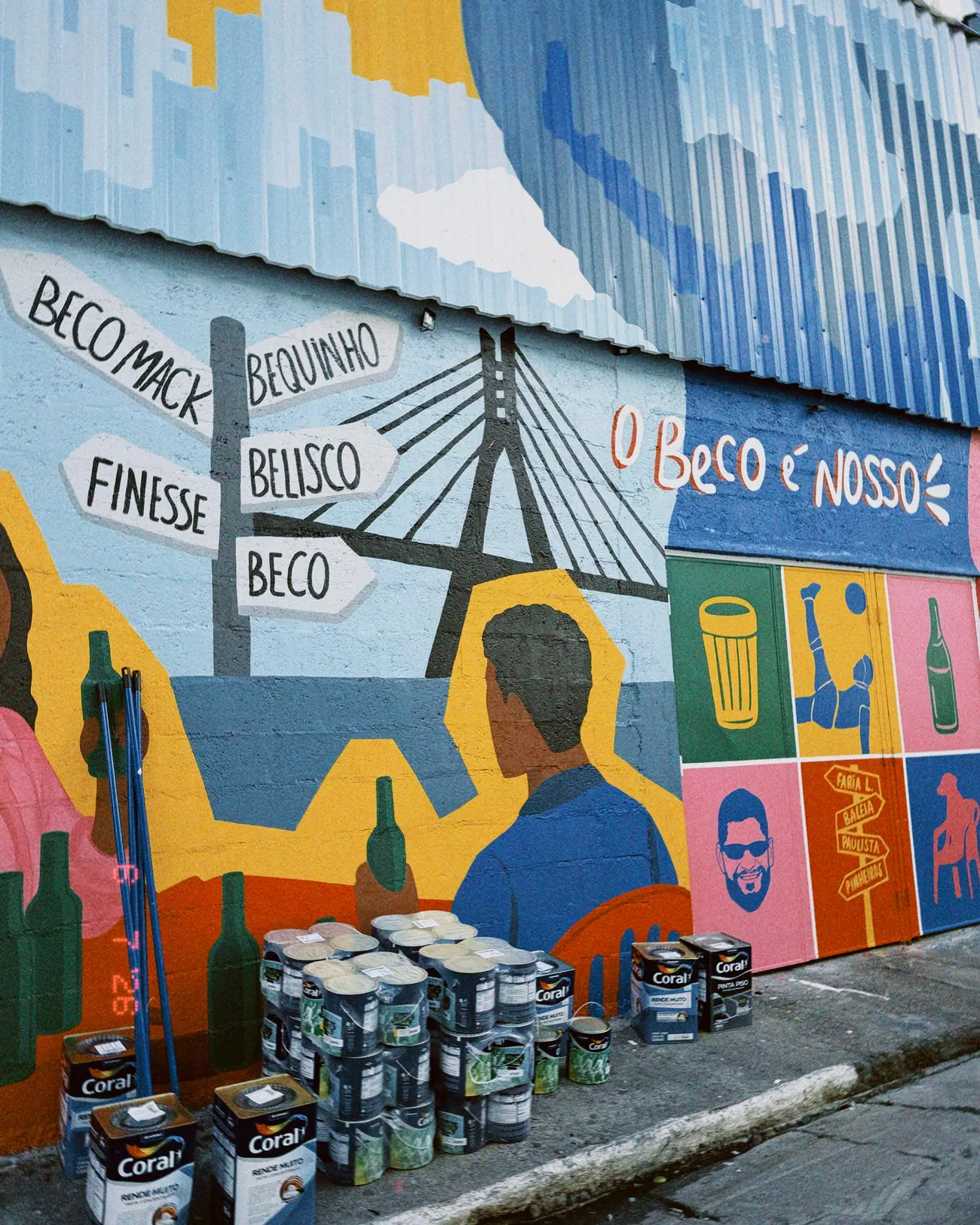 Mural pronto com latas de tinta em primeiro plano