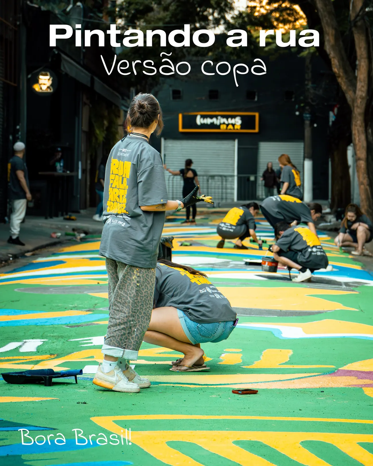 Mutirão pintando o asfalto do beco