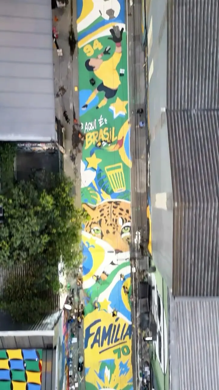Vista aérea da rua pintada