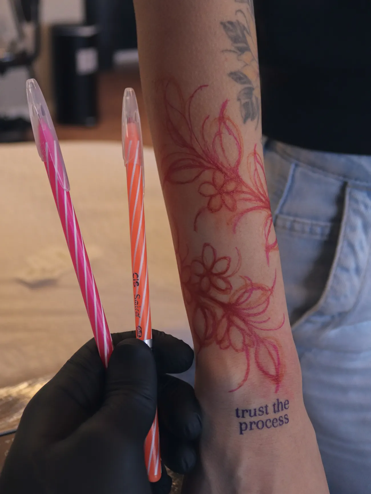 Artista trabalhando em uma sessão na ADV Tattoo
