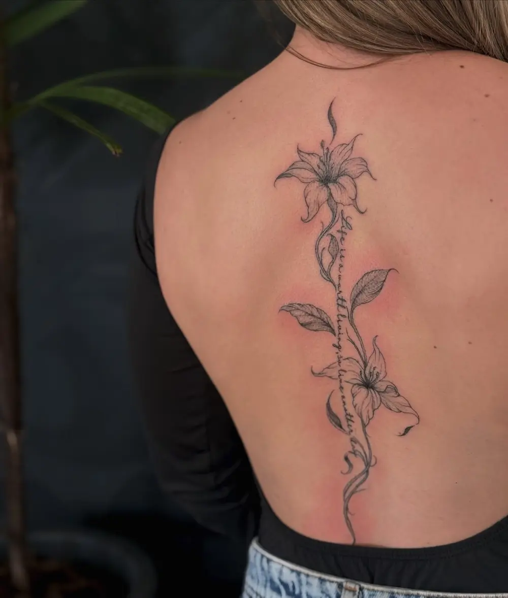 Flores em fine line com caligrafia descendo a coluna