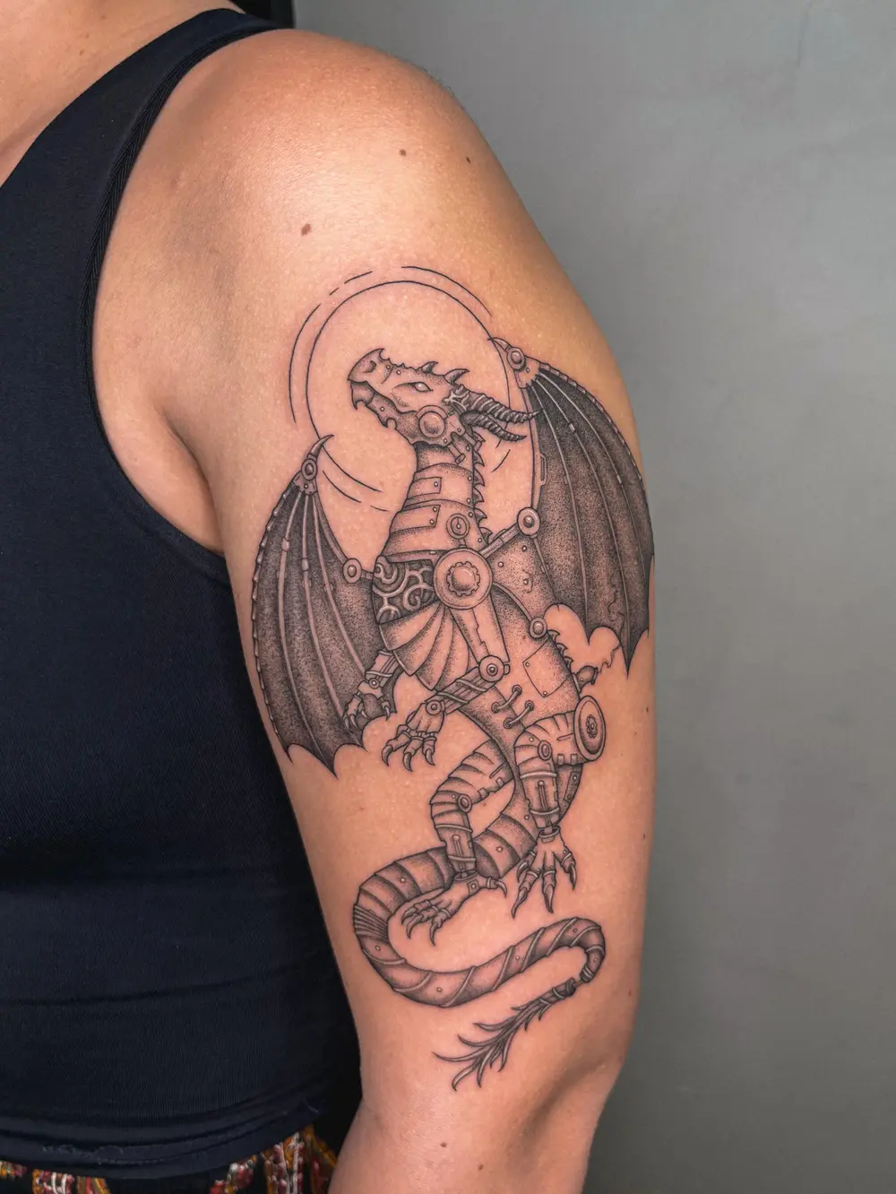 Dragão mecânico em sketch e pontilhado no ombro