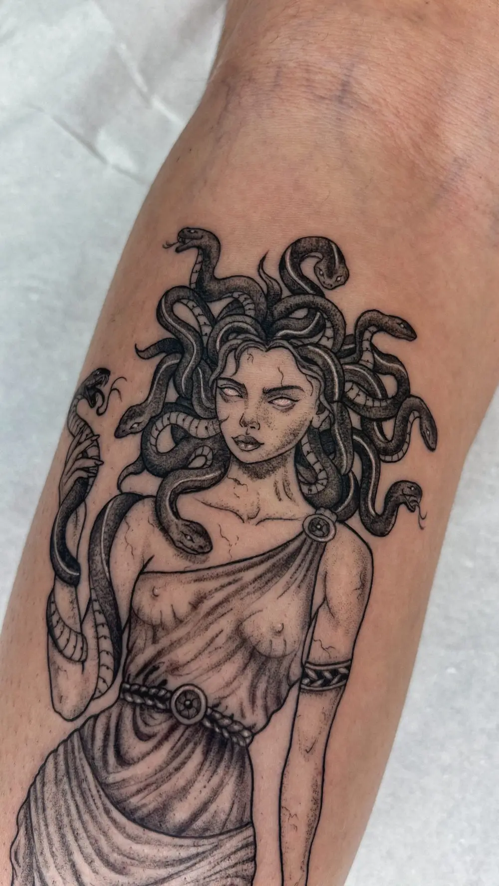 Medusa em blackwork com sombra granulada na panturrilha