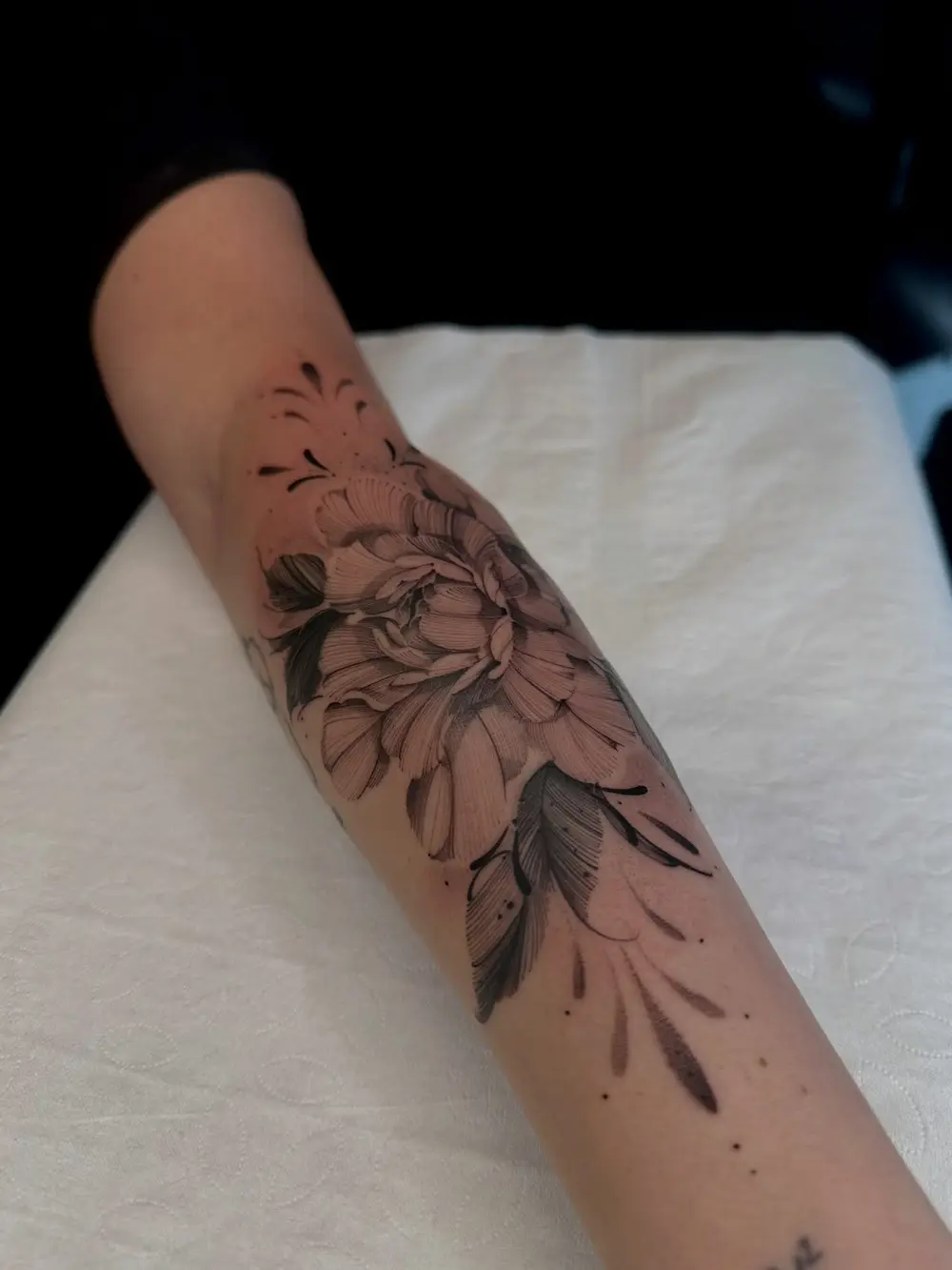 Peônia em blackwork com degradê no antebraço