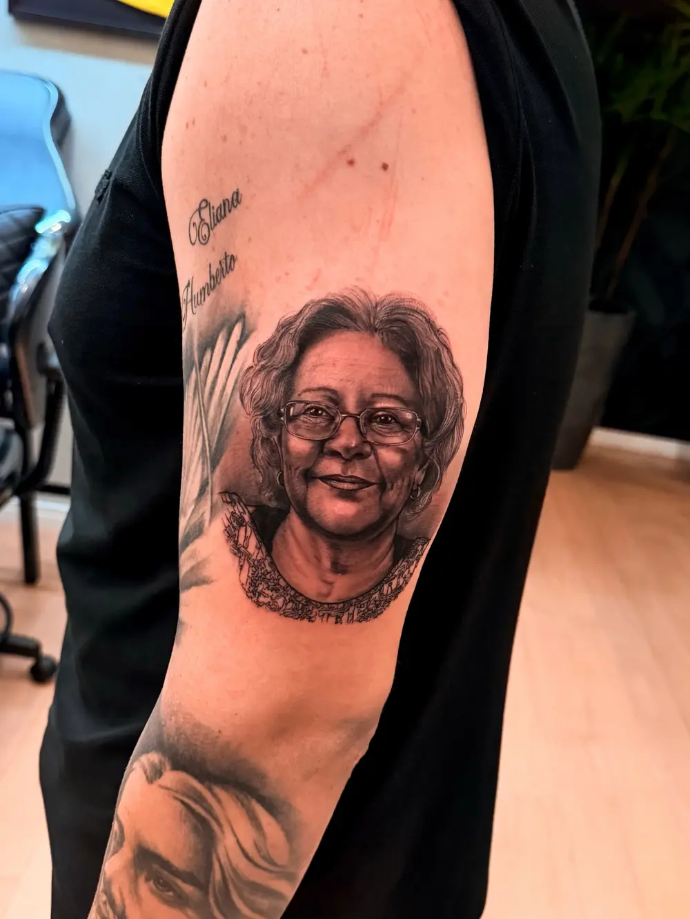Retrato de família em realismo no braço