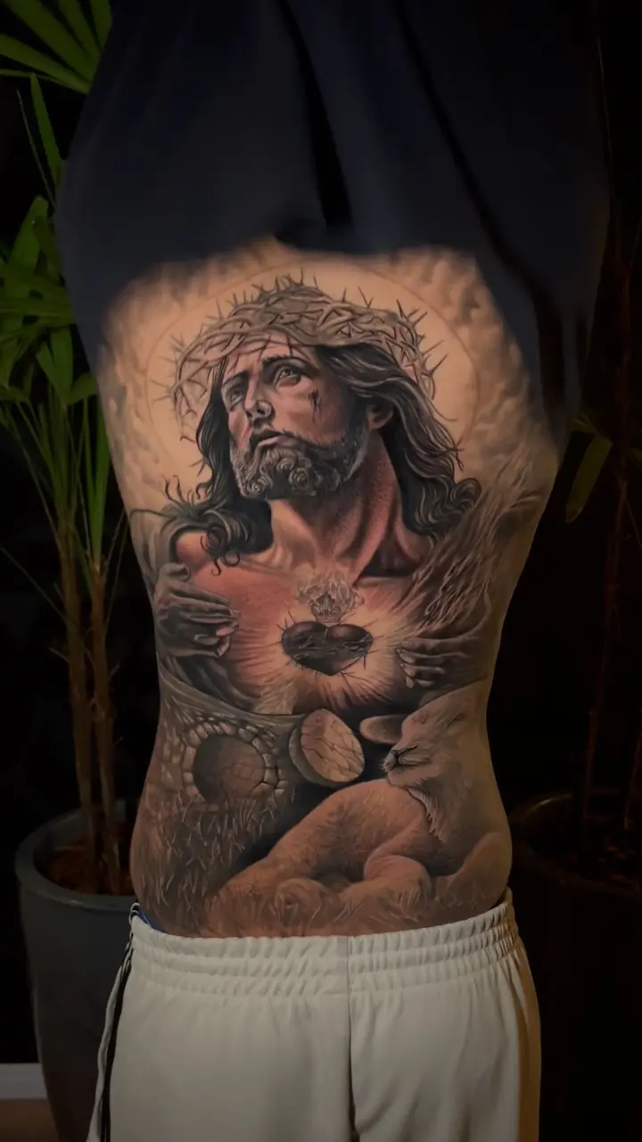 Fechamento de torso em realismo preto e cinza
